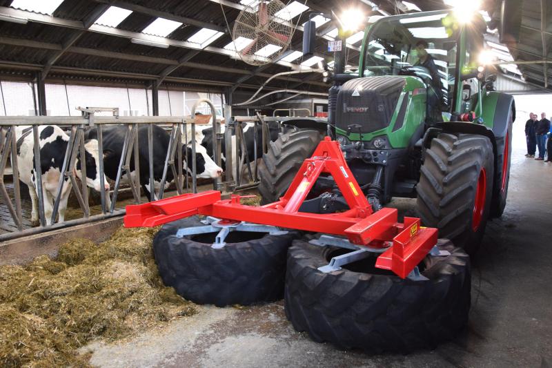 De dubbele veegband van Kemp, gemonteerd vooraan op de tractor, klaart de klus hier.
