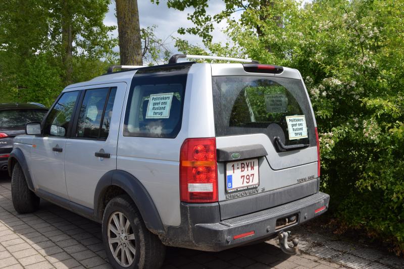 De Ruslandboycot weegt zwaar op onze fruitsector. Dit laten de telers nog steeds duidelijk merken, niet alleen bij het binnenrijden van de fruitstreek ziet men langs de kant van de weg protestborden staan, dit werd ook nog eens duidelijk gemaakt via strategisch geparkeerde wagens aan de ingang van het beursterrein.