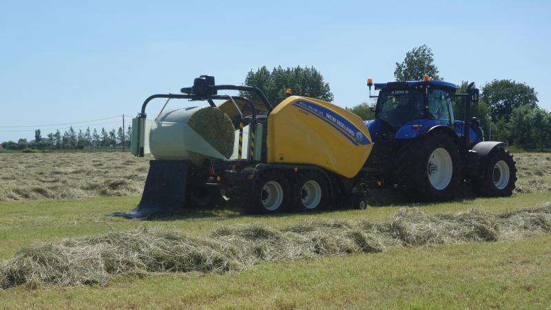 Naast de grootpakkenpers werden er ook rondebalenpersen al dan niet in combinatie met een wikkeltafel gedemonstreerd.