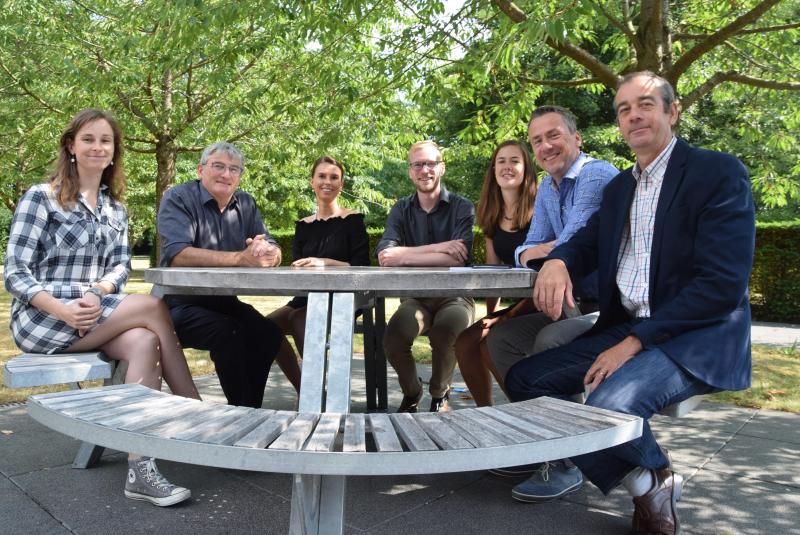 Het VCM-team dat de nota voorstelde: v.l.n.r. Marieke Verbeke (VCM), Philippe Tavernier (POM - West-Vlaanderen), Liesbeth Verheyen (BFA/Bemefa), Thomas Vannecke (VCM), Emilie Snauwaert (VCM), Bart Naeyaert, (prov. West-Vlaanderen) en voorzitter VCM Dirk Denorme (VLM).