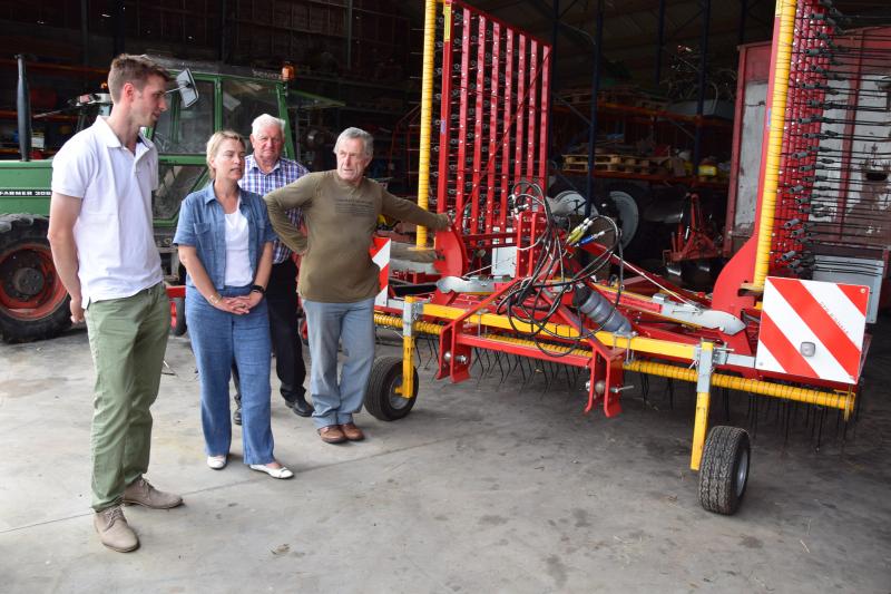 De familie investeerde in een nieuwe wiedeg met torsiewieders om het onkruid het hoofd te bieden.