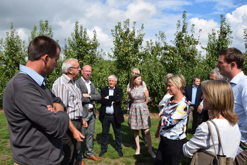 Jonas Cocquyt (uiterst links op foto) volgt als vierde generatie, vader Marc op, die aangeeft een fiere maar bezorgde fruitteler te zijn.