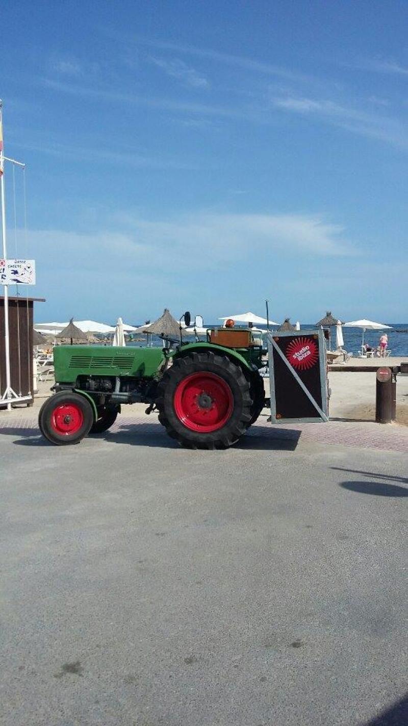 Waar een tractor niet rijden kan: het strand....