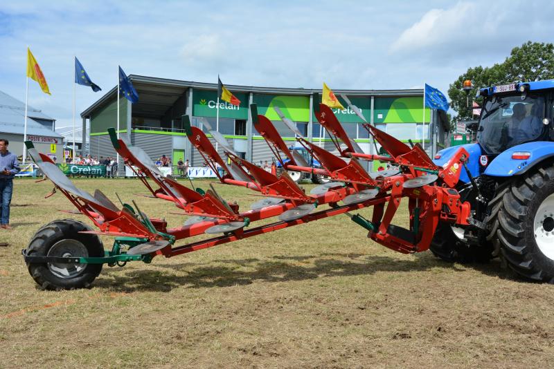 De Kverneland 2500 I-Plough gedraagt zich als een gedragen ploeg in het veld en als een getrokken werktuig op de weg om o.a. de veiligheid te verhogen.