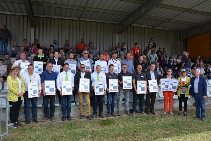 De vertegenwoordigers van de bedrijven waarvan het materieel door de commissie Machines en Producten werd geselecteerd, ontvingen tijdens de beurs een officieel diploma. We zien ze hier samen met de organisatoren van de beurs.