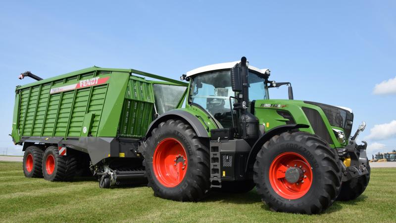 Fendt introduceerde van Lely in zijn gamma al enkele rondebalenpersen en opraapwagens.