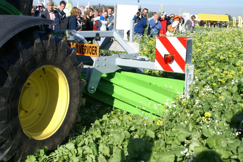 Speciaal is er deze editie een vergelijkende demo rond het onderwerken van groenbedekkers.  Hiermee willen we inspelen op een facet  van de verduurzaming van onze landbouw , aldus beursvoorzitter  Georges Van Keerberghen.