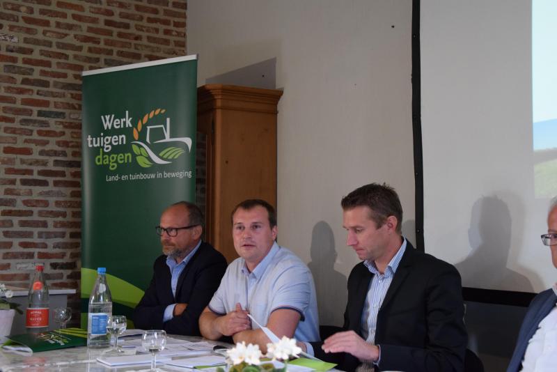 Tom Destoop, coördinator landbouw (midden op foto), gaf meer uitleg  over de samenstelling van het teeltplan op de terreinen van de  Werktuigendagen in Oudenaarde.