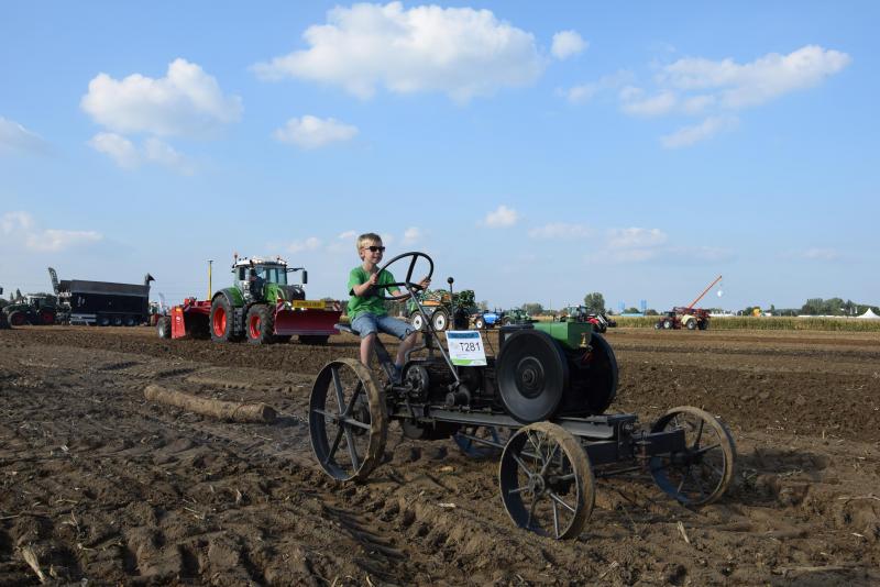 Op de terreinen van de Werktuigendagen kwam de evolutie inzake landbouwmachines mooi tot uiting. Op de voorgrond een replica van ‘Der erste Dieselross’, door Fendt gebouwd in 1919. Op de achtergrond een trekker anno 2017.