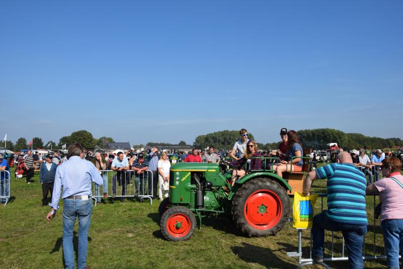 Het oldtimerterrein werd op zondagmiddag overrompeld door een massa bezoekers.