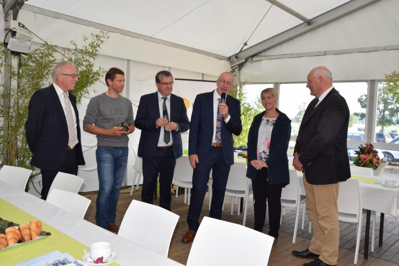 De start van de Werktuigendagen werd o.a. ingezet door (vlnr) Marnic  De Meulemeester, Stijn Devolder, Luc Vanoirbeek, Georges Van  Keerberghen, Joke Schauvliege en Richard Eeckhaut.