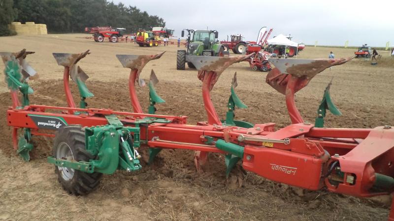Bij de 2500 i-Plough wentelploeg is nu ook een in het midden van het frame gemonteerd wiel mogelijk.