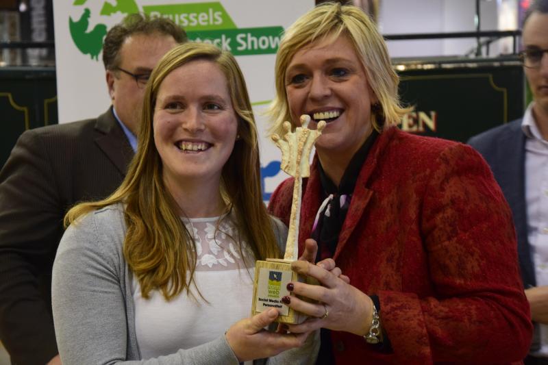 ‘Social Media Persoonlijkheid’ Julie Van Boven ontvangt de trofee uit handen van Europarlementariër Hilde Vautmans.