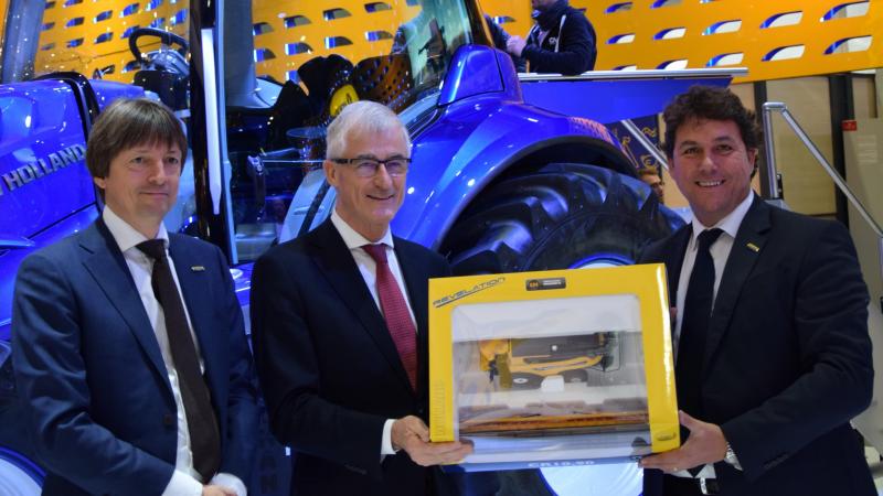 Minister-president Geert Bourgeois bezocht New Holland op Agribex en maakte er o.a. kennis met de rijsimulator, de methaantractor, maar ook met de CR-maaidorsers oftewel toptechnologie uit ons Belgische Zedelgem.