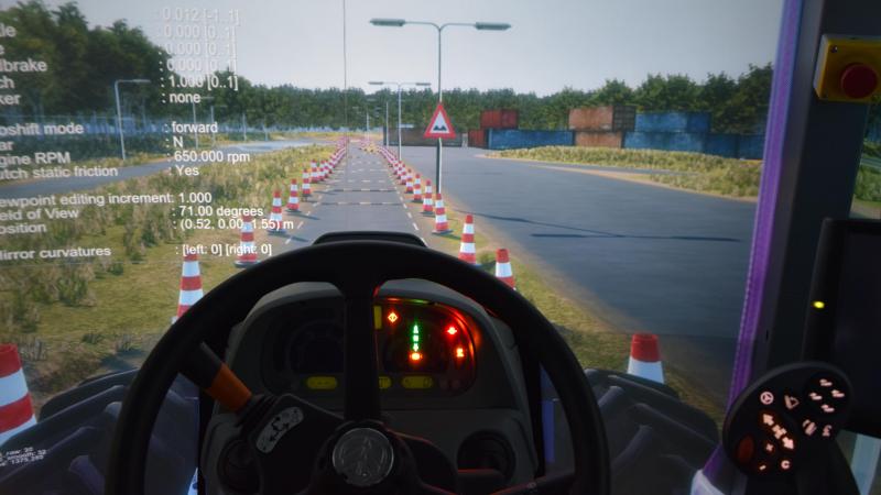 De tractorsimulator biedt aan de binnenzijde een vertrouwde New Holland cabine met bijna een levensechte simulatie van de omgeving op beeldschermen rondom.