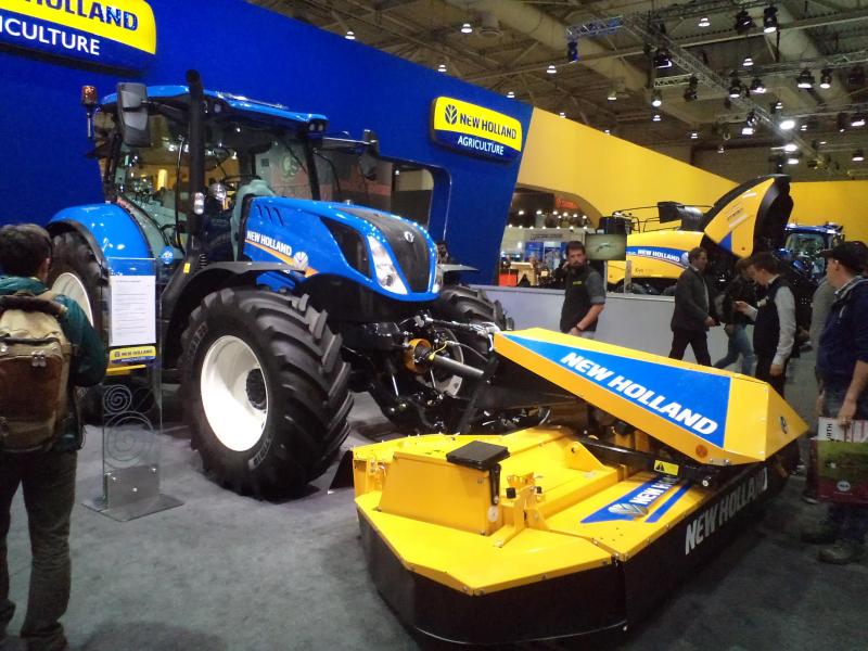 Kongskilde maaier in New Holland kleurstelling.