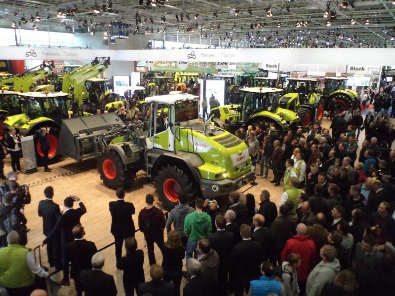 Talrijke fabrikanten hebben de wens om full-liner te zijn. Hoofdzakelijk wordt dit gerealiseerd door overnames of samenwerkingsverbanden. Claas gaat zo samenwerken met Liebherr om verreikers en wielladers te vermarkten in de landbouw.