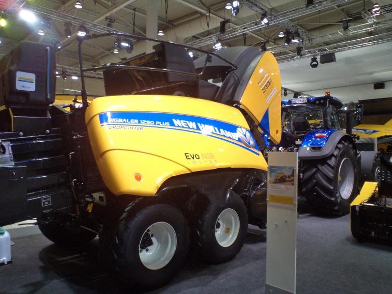 New Holland ontwikkelde de NIR-sensor van de veldhakselaars door tot de EVO-NIR sensor en gaf het ook een toepassing bij de grootpakpersen en maaidorsers.