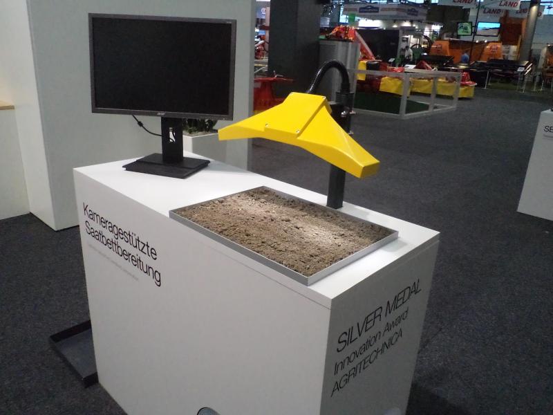 Pöttinger  ontwikkelde samen met New Holland een camera die het zaaibed  analyseert en via de tractor de machine  bijstuurt.