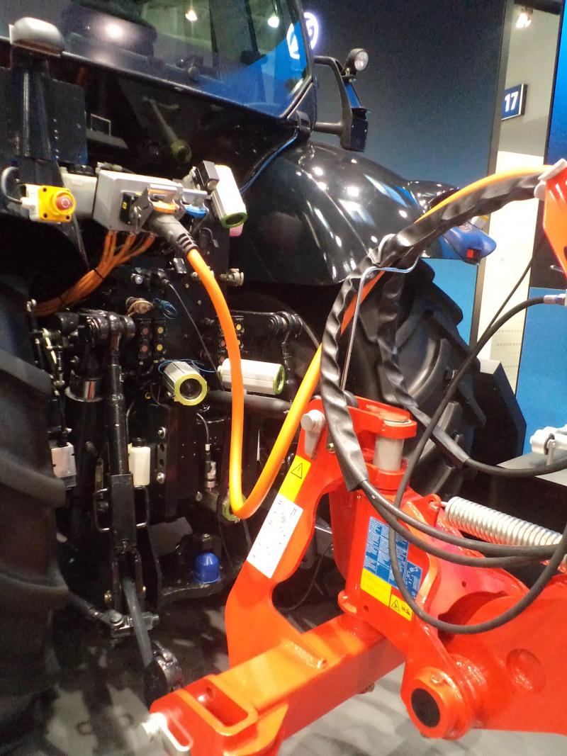 Een tractor moet hiervoor de  elektrische stroom leveren.
