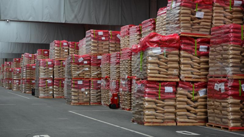 In deze opslagplaats in Herstal ligt 12.577 ton magere 
melkpoeder opgeslagen. 
Dit zijn 8.385 paletten van 1.500 kg of nog 503.084 zakken van 25 kg. Indrukwekkende cijfers...