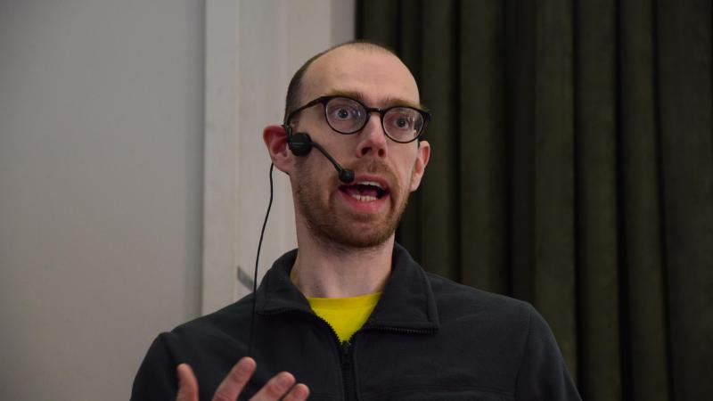 Milieu-activist Stijn Bruers weerlegde tijdens zijn lezing vele milieu- en gezondheidsvoordelen van bio.