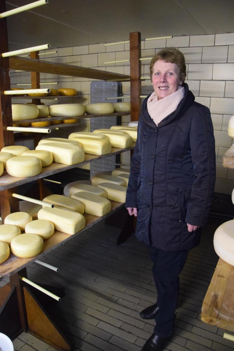 Moeder Christine neemt het maken van de kaas voor haar rekening.