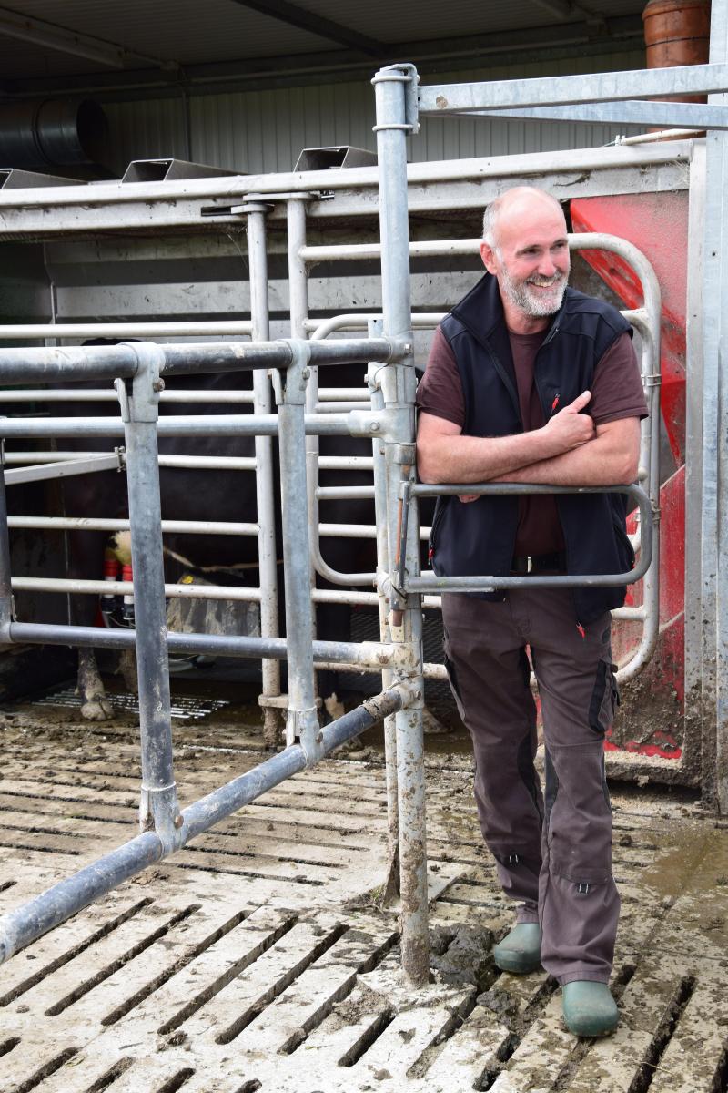 “Ik voeder niet, ik mest geen stallen uit, mijn tractor blijft binnen... Het enige wat ik in de zomer nodig heb is mijn hond”, lacht melkveehouder Markus  Legge.