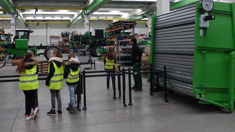 Voor een lagere school werd er een interactief parcours doorheen het bedrijf gebouwd.