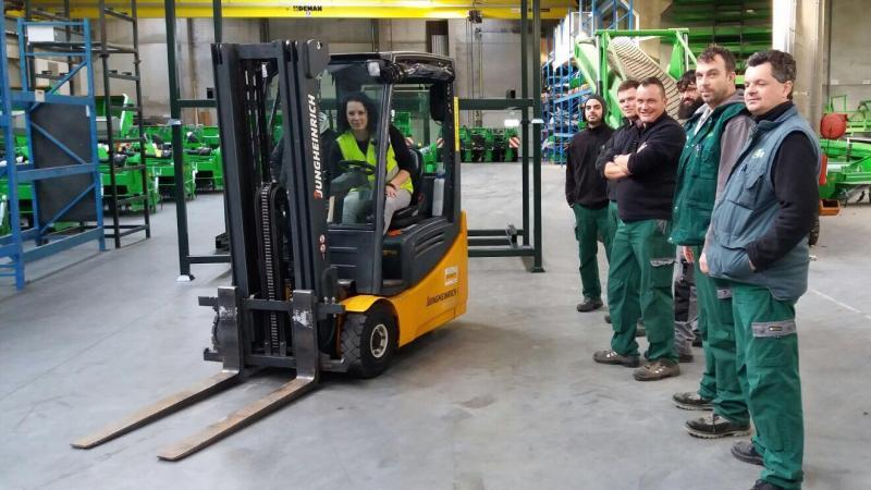 Voor eigen medewerkers richtte AVR een nieuw initiatief in, de veiligheidsweek waarbij het veilig omgaan met o.a. rolbruggen en vorkheftrucks aan bod kwam.