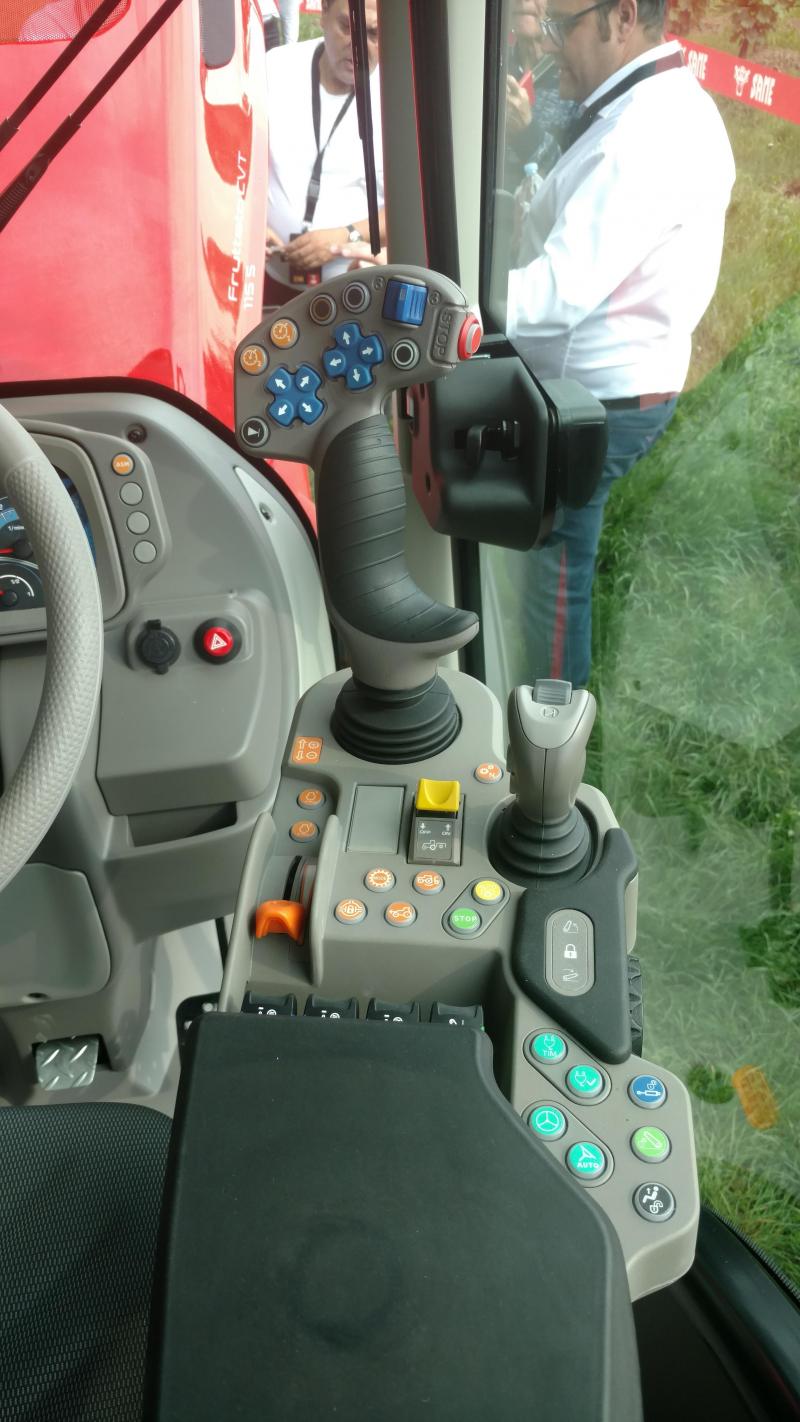 De armleuning bevat twee joysticks, waarbij de bestuurder zelf de functies kan toewijzen achter de bedieningsknoppen.