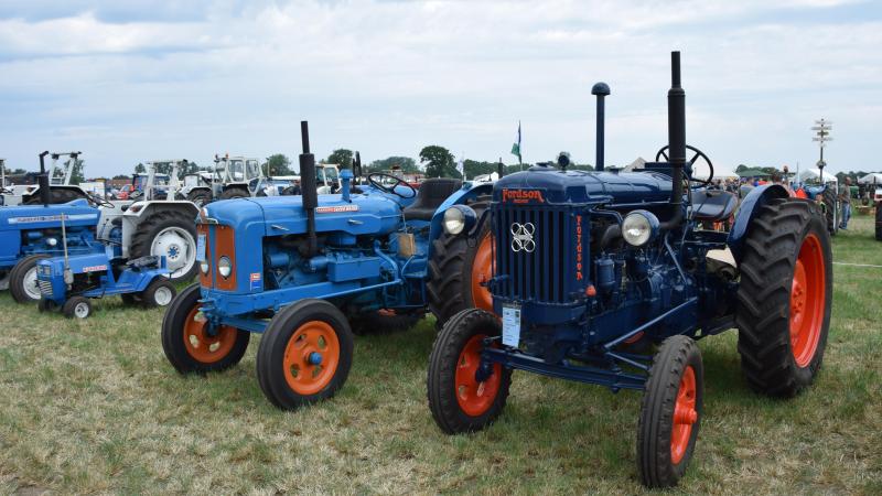 Fordson E27N, ook wel Fordson Major of blauwe reiger genoemd (rechts  in beeld), op de achtergrond de Super Major, een doorontwikkeling  met hoger vermogen.