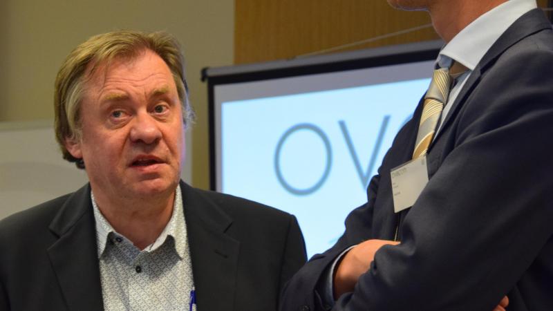 VRT-coryfee  Johny Vansevenant interpelleerde onder meer Bart Verhulst, managing director van  Ovocom.