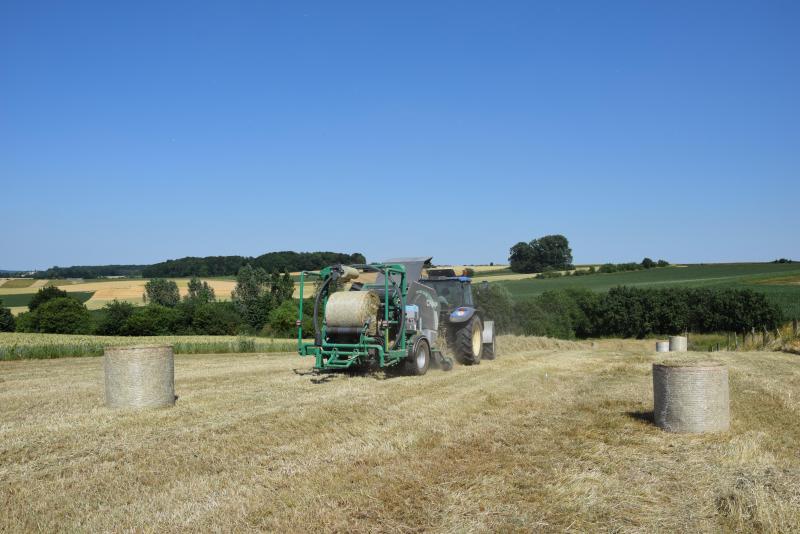 Afhankelijk van hoe droog het gras in het pak gaat, verschilt het gewicht van de midi-baal sterk.