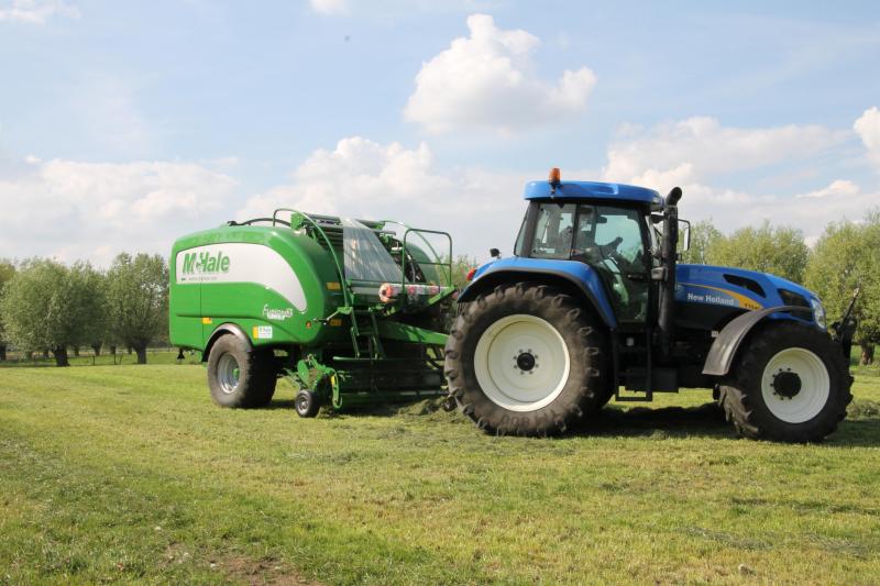 De pers-wikkelcombinatie is uitgerust met foliebinding. Een techniek die voor strakkere balen zorgt, beter voer en maar één afvalproduct.