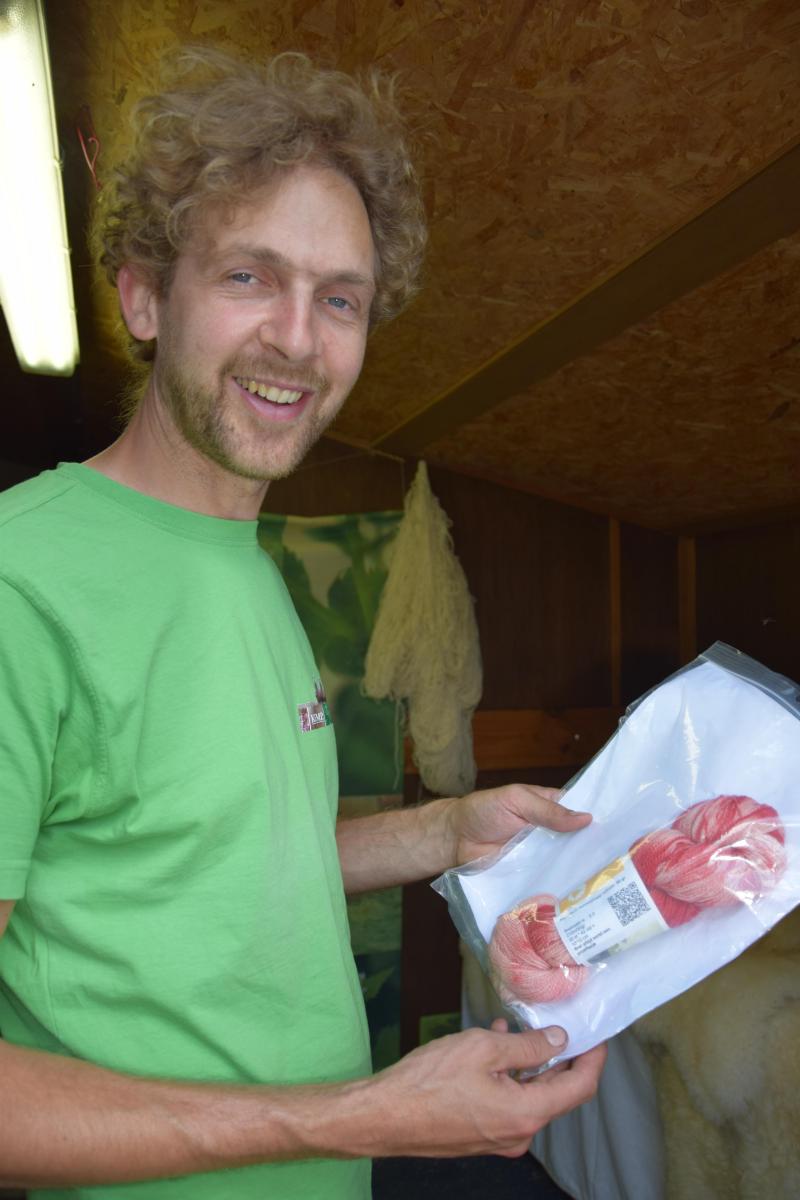 De wol van beste kwaliteit komt opnieuw in de hoevewinkel te liggen in de vorm van breiwol, sokken en mutsjes.