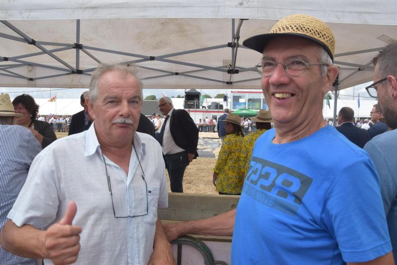 Eddy Roggen en Ludo Nickmans komen supporteren op de prijskamp voor het Belgisch Witblauw.