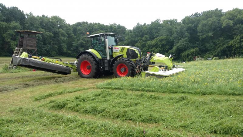 De nieuwe ‘Move’ frontmaaier van Claas past zich  nog beter aan de bodemcontouren aan.