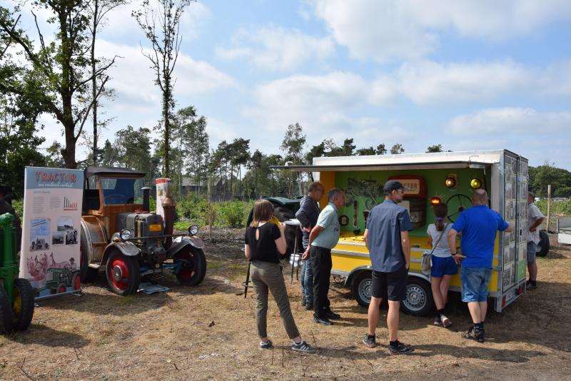 Ook het Centrum voor Agrarische Geschiedenis (CAG) was aanwezig in Ravels-Weelde met de rondreizende expo ‘Tractor. Een ronkend verhaal’. Deze mobiele expo met infobanners schetst de evolutie die de tractor doormaakte met oog voor het leven op en rond de machine. Wie waren de belangrijkste producenten? Welke technische vernieuwingen maakten de machine zo populair? Vanwaar komt de liefde voor gemotoriseerde pk’s en de passie die tradities en collecties levend houdt? Weldra wordt een boekpublicatie uitgebracht die de verschillende facetten van de tractor vroeger en vandaag belicht.