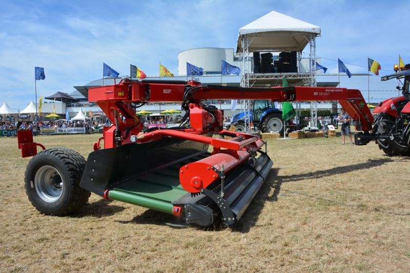 Avec un pick-up de 330 mm, l’andaineur à tapis Air 500 T, de Sip, semble idéal pour les fourrages courts et lourds.