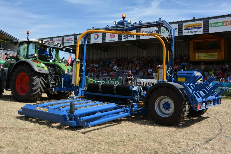 L’enrubanneuse Göweil G 4040 dispose de rouleaux déposant les ballots au sol en douceur, afin d’éviter toute perforation.