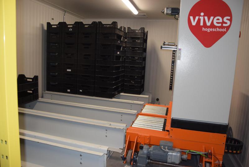 Aan de automatisatie van de insectenkweek wordt gewerkt, onder andere bij Inagro.