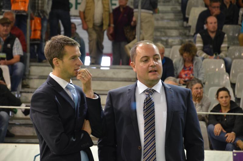 Jonas Pussemier, links, en Bruno Toussaint, rechts, toonden zich een professionele en 
eensgezinde jury tijdens de Holstein-prijskamp ‘Challenge France’ op SPACE.
