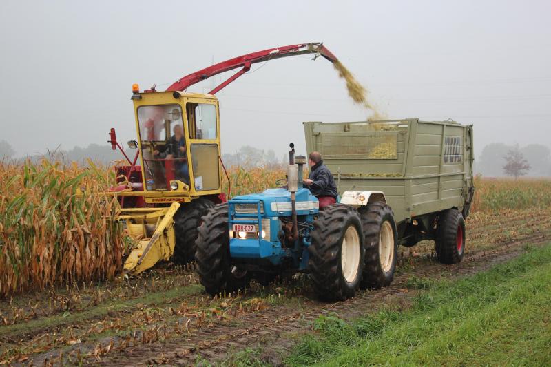 Ova silagewagen achter Ford County en naast een New Holland 1880 hakselaar.