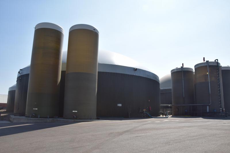 In de biogasinstallatie gaan varkensmest van twee varkensbedrijven en overschotten van de voedingsindustrie.
