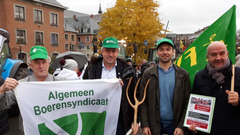 Boerensolidariteit over de taalgrens heen met in het midden ABS-voorman Hendrik Vandamme geflankeerd door onder meer (in de blauwe trui) varkenshouder Bart Vergote.