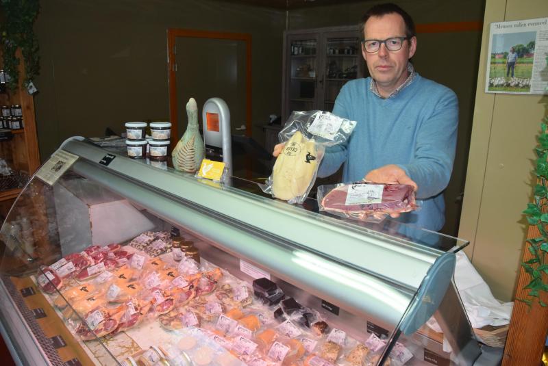 Het vlees van de eend is voor het bedrijf net zo belangrijk als de eigenlijke foie gras. Bezoekers komen voor de delicatesse speciaal naar de hoevewinkel in Bekegem afgezakt.