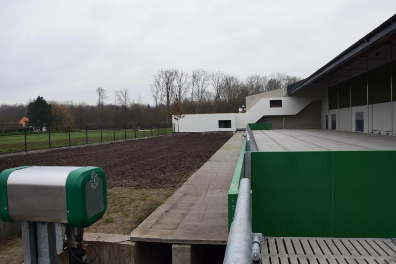 De zichtgang, te betreden vanaf een wandelpad, biedt de wandelaars een overzicht op de buitenloop en de stallen binnen.