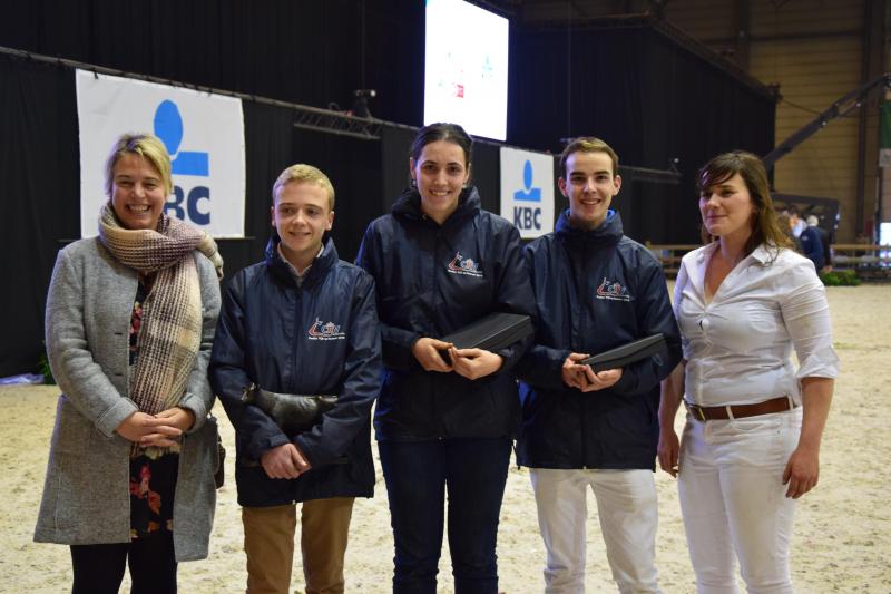 Minister Schauvliege en mentor Mieke Vanderschueren flankeren de winnaars melkvee.
