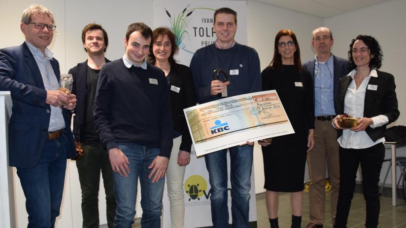 De familie Tolpe (midden) en Dirk Denorme, voorzitter van VCM (tweede van rechts), met de afgevaardigden van drie genomineerde projecten NPirriK (ARBIO), ‘Van mest tot dierenvoeder’ van Elsinga Beleidsplanning & Innovatie en TAYA-AV van Triple T.